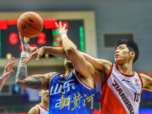 江苏男篮主场胜四川队，保持领先优势